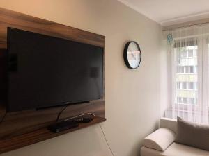 Televízia a/alebo spoločenská miestnosť v ubytovaní Apartament Datini, 40 m2