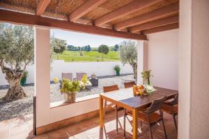a dining room with a table and a view of a yard at Casa del Pino in Pizarra