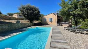A piscina localizada em Le Soleil du Ventoux ou nos arredores