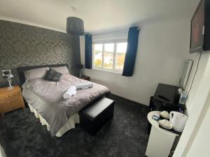 een kleine slaapkamer met een bed en een raam bij Dreamhaven in Dunbar