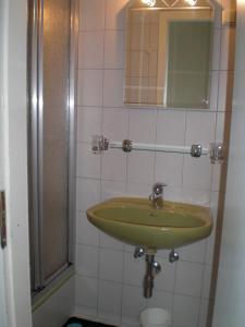 Kylpyhuone majoituspaikassa Gästehaus Wetzel