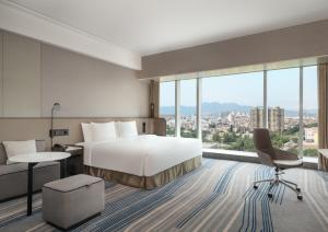 Postel nebo postele na pokoji v ubytování Crowne Plaza Xiamen Jimei Seaview by IHG-Free Mini Bar