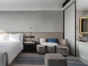 Postel nebo postele na pokoji v ubytování Crowne Plaza Xiamen Jimei Seaview by IHG-Free Mini Bar