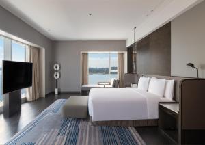 Postel nebo postele na pokoji v ubytování Crowne Plaza Xiamen Jimei Seaview by IHG-Free Mini Bar