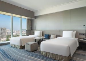 Postel nebo postele na pokoji v ubytování Crowne Plaza Xiamen Jimei Seaview by IHG-Free Mini Bar
