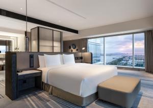 Postel nebo postele na pokoji v ubytování Crowne Plaza Xiamen Jimei Seaview by IHG-Free Mini Bar