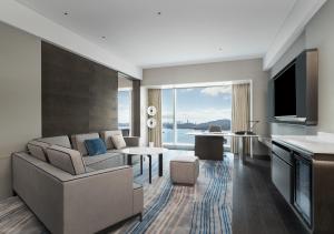 TV a/nebo společenská místnost v ubytování Crowne Plaza Xiamen Jimei Seaview by IHG-Free Mini Bar