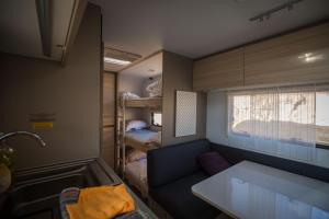 Postel nebo postele na pokoji v ubytování Itav Bateva Caravans - ייטב בטבע קרוואנים