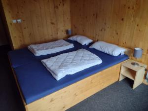 Postel nebo postele na pokoji v ubytování Jugendgästehaus Gerlosplatte