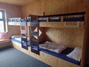 Postel nebo postele na pokoji v ubytování Jugendgästehaus Gerlosplatte