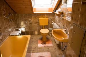 Ένα μπάνιο στο 4-Sterne Wohnung im Dachgeschoss