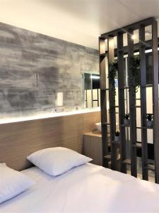 - une chambre avec un lit blanc et un miroir dans l'établissement Vakantiehuis te Jabbeke - Oostende - Brugge, à Jabbeke