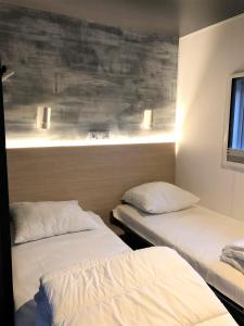 亞貝克的住宿－Vakantiehuis te Jabbeke - Oostende - Brugge，双床间设有2张单人床。
