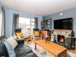 a living room with a couch and a fireplace at Creekside in Kingsbridge