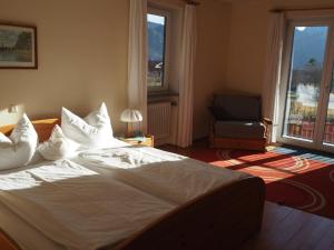 Tempat tidur dalam kamar di Ferienhaus Endrös - Chiemgau Karte