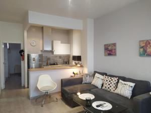a living room with a couch and a kitchen at LOFT 2 DORMITORIOS in Madrid
