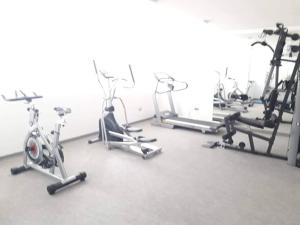 un gimnasio con varias bicicletas estáticas en una habitación en Espectacular atardecer porteño-Viña, en Viña del Mar