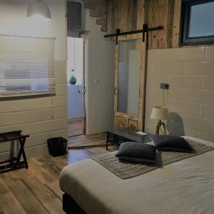 - une chambre avec un lit, une table et une fenêtre dans l'établissement Domaine du Serre d'Avène, à Saint-Christol-lès-Alès
