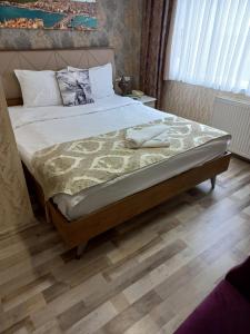 una camera con un grande letto e pavimenti in legno di Nagehan Hotel Old City a Istanbul