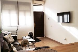 uma sala de estar com uma porta preta e um sofá em LOFT 2 DORMITORIOS em Madri