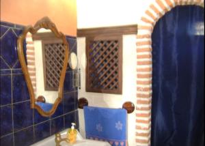 ein Badezimmer mit Waschbecken und Spiegel in der Unterkunft Casa Rural Menta y Canela in Tórtoles + 30 Fotos