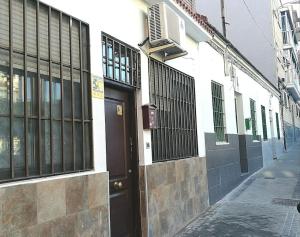 um edifício com uma porta ao lado de uma rua em LOFT 2 DORMITORIOS em Madri