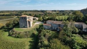 um edifício antigo numa colina num campo em Romantic Gite nr St Emilion with Private Pool and Views to Die For em Pujols-sur-Ciron