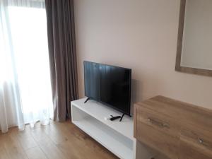 uma sala de estar com uma televisão de ecrã plano num armário branco em Studio 16A Vasil Aprilov 64 - Plovdiv em Plovdiv