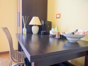 ラ・スペツィアにあるResidenza Viani Guest Houseの木製テーブル