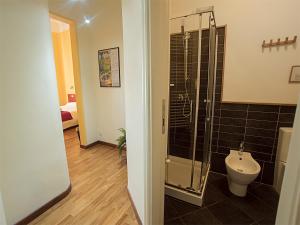 ein Bad mit einem WC und einer Glasdusche in der Unterkunft Residenza Viani Guest House in La Spezia