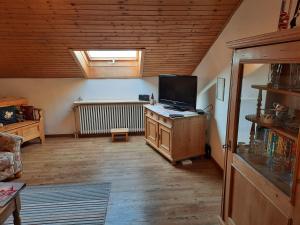 ein Wohnzimmer mit einem Flachbild-TV auf einem Holztisch in der Unterkunft Ferienwohnung Johanna in Schwangau