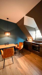 eine Küche mit einem Tisch und Stühlen im Zimmer in der Unterkunft H-85 SUITES LEVEL 5/10 in Koblenz