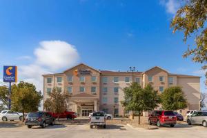 un hotel con auto parcheggiate in un parcheggio di Comfort Inn & Suites Selma near Randolph AFB a Selma