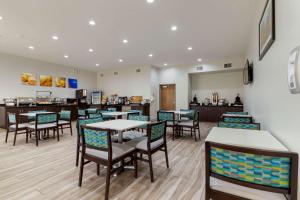 una sala d'attesa con tavoli e sedie in un ristorante di Comfort Inn & Suites Selma near Randolph AFB a Selma