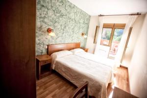 Säng eller sängar i ett rum på Alojamiento Covadonga