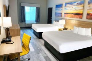 Postel nebo postele na pokoji v ubytování Days Inn & Suites by Wyndham Greater Tomball