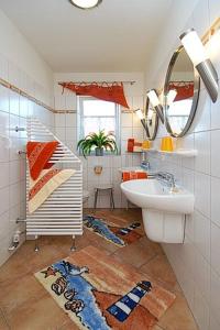 Koupelna v ubytování Ferienwohnungen im Haus Ankerplatz am Süderriff