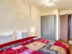 ein Schlafzimmer mit einem großen Bett mit einer roten Decke in der Unterkunft Le Seigneur de Bons in Bons-Tassily