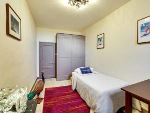 ein Schlafzimmer mit einem Bett, einem Tisch und einem Pfau in der Unterkunft Le Seigneur de Bons in Bons-Tassily