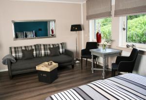 ein Wohnzimmer mit einem Sofa und einem Tisch in der Unterkunft Weinburg -Das Ferienhaus in Cochem