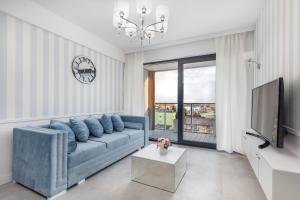 TV a/nebo společenská místnost v ubytování Prestiżowe Apartamenty Natural Darłówko by Noclegi Renters