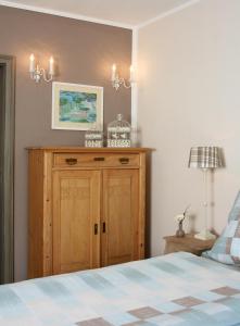 1 dormitorio con armario de madera y cama en Weinburg -Das Ferienhaus en Cochem