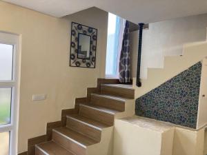 een trap in een huis met een spiegel aan de muur bij Relax and Explore, Alva Apartment in Solin