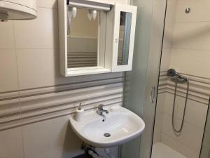 een badkamer met een wastafel en een spiegel bij Relax and Explore, Alva Apartment in Solin