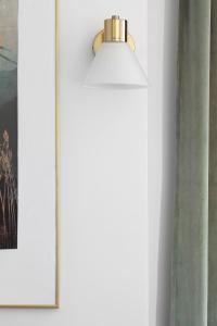 una lámpara junto a una pared con una imagen en Elite Apartments Old Town Deluxe, en Gdansk