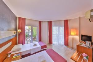 Un pat sau paturi într-o cameră la Kas Bilgin Hotel