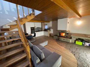 Una sala de estar con escalera y chimenea. en Salmopolskie Zacisze, en Szczyrk