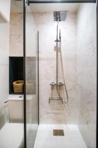 y baño con ducha y puerta de cristal. en Studio de la Fontaine Chaude - Classé 2 étoiles - Centre Historique, en Dax