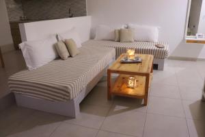 duas camas num quarto com uma mesa em Apartments Piazza em Himare
