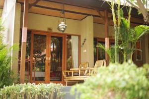 Κήπος έξω από το Kubuku Eco Dive Lodge and Yoga